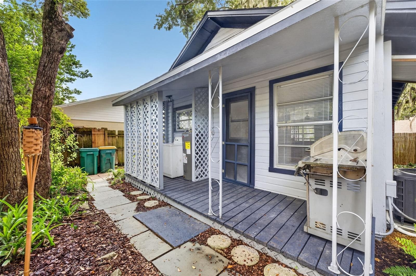 Single Family Residence at 140 N JOHNS ST, MOUNT DORA, photo 21 of 31