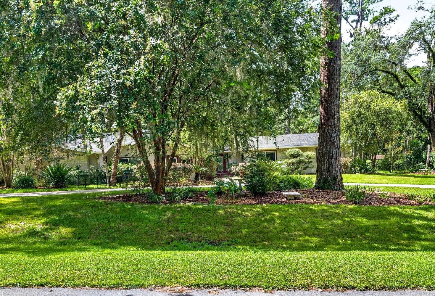 Cirlce Drive to Front Entry - 11101 NW 12TH PL, GAINESVILLE