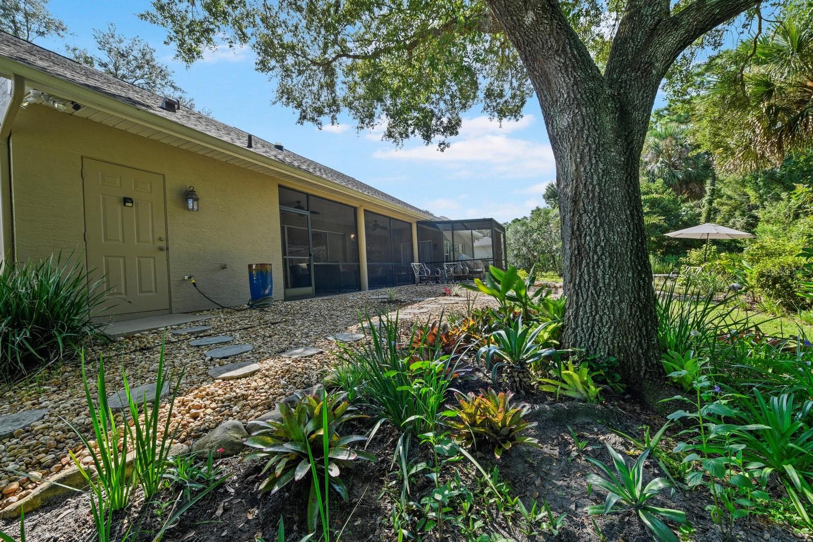 Single Family Residence at 5039 GREENBRIAR TRL, MOUNT DORA, photo 33 of 47