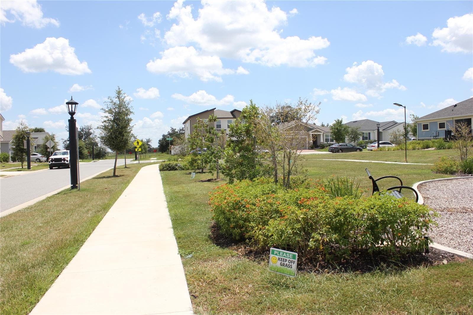 Lighted Walking path in front of home - 1099 LAKESHORE BREEZE PL PL, KISSIMMEE