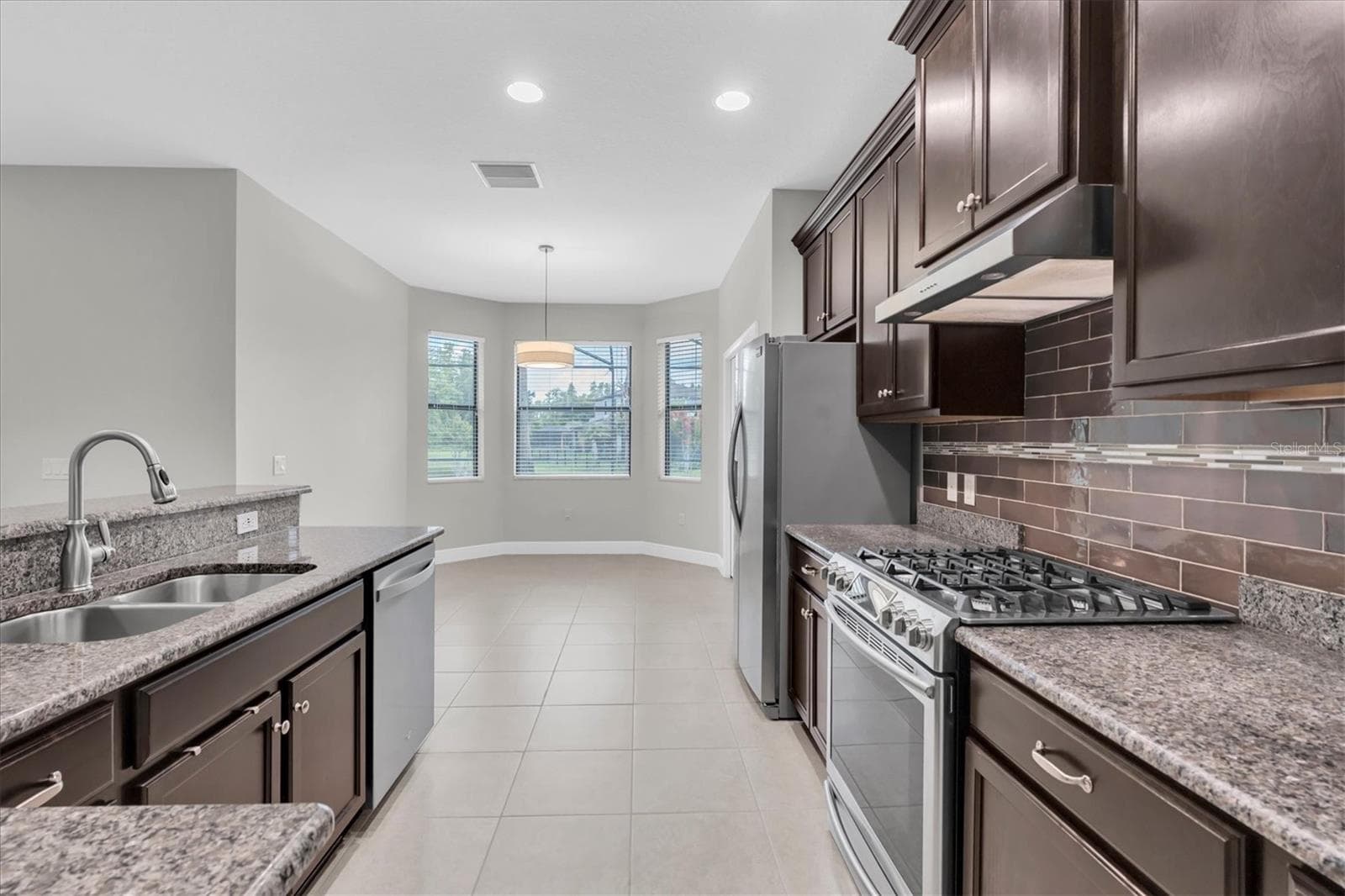 Spacious kitchen Island and Sink - 8454 MAY PORT CT, LAND O LAKES