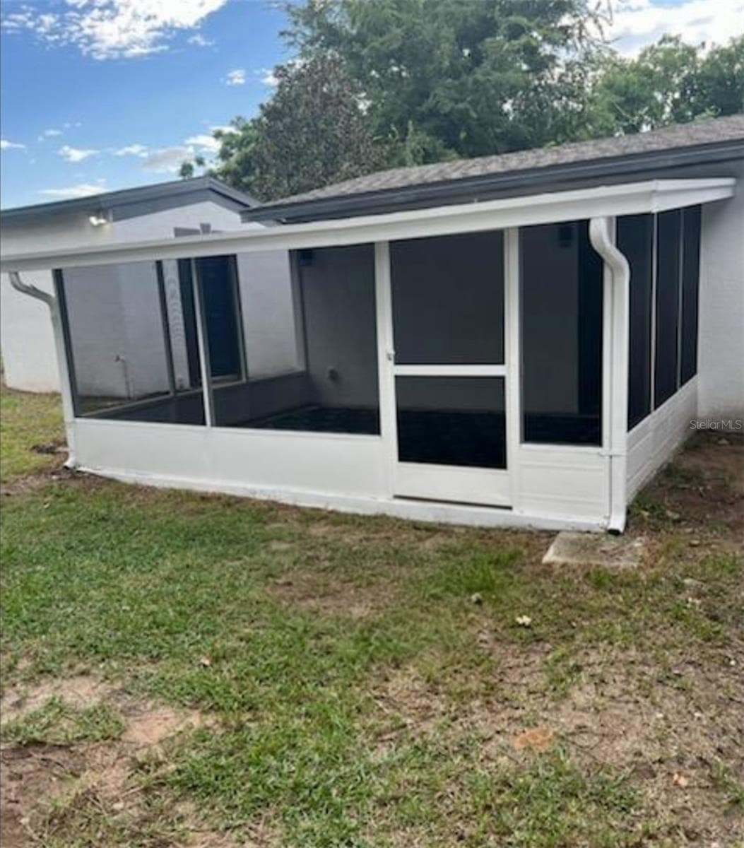 Large screened-in patio to enjoy the quiet backyard views. - 37406 VISTA DR, DADE CITY