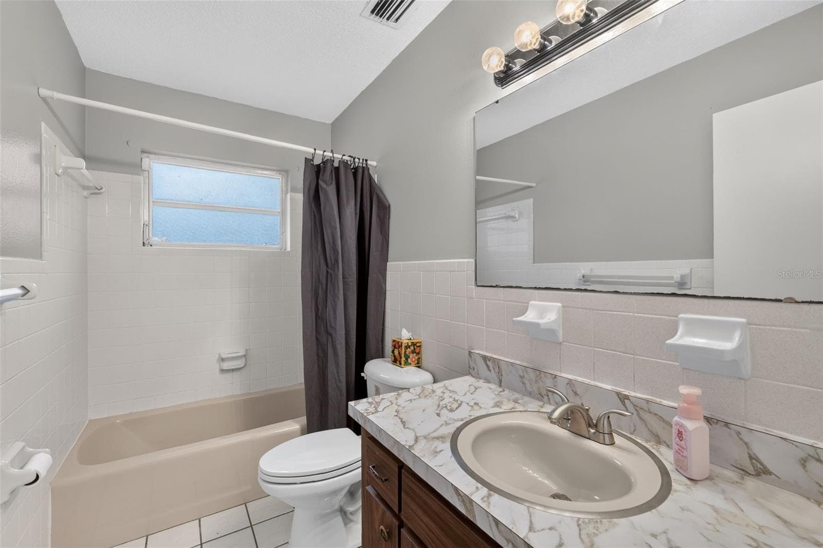 Full Guest Bathroom Conveniently Located Next to the Second Bedroom - 1305 ORANGE AVE, TAVARES