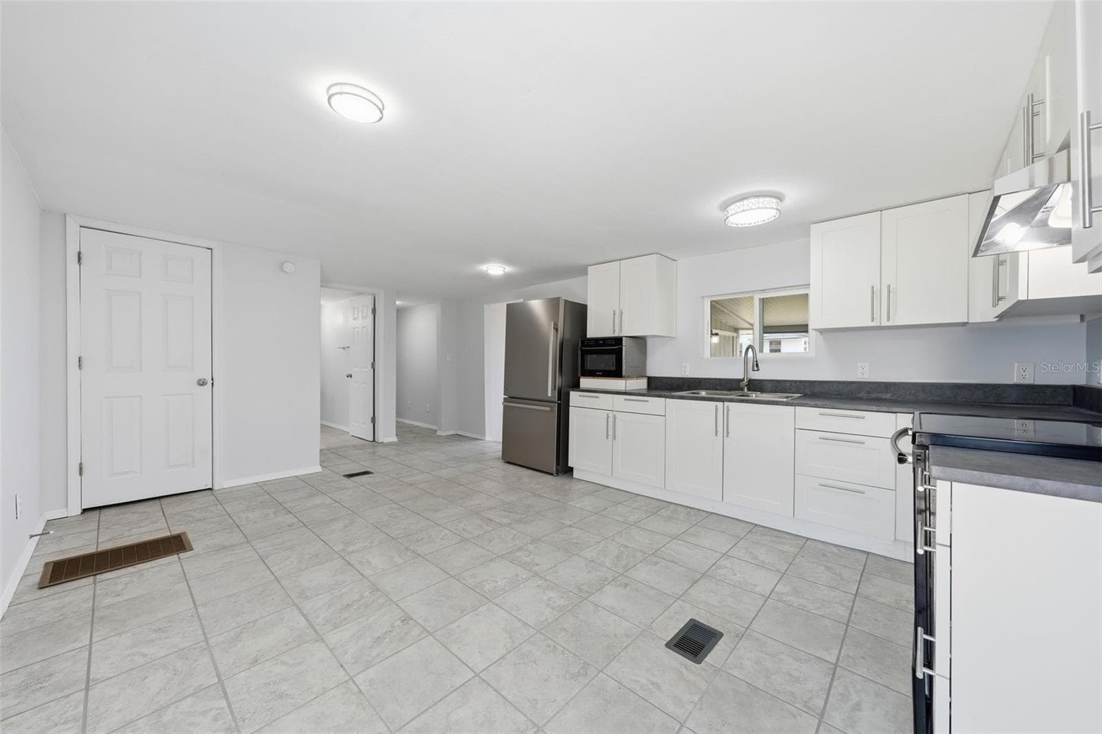 Side view of the kitchen - 44945 2ND ST, DELAND