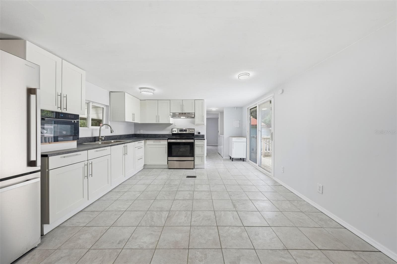 large dining space in the kitchen - 44945 2ND ST, DELAND