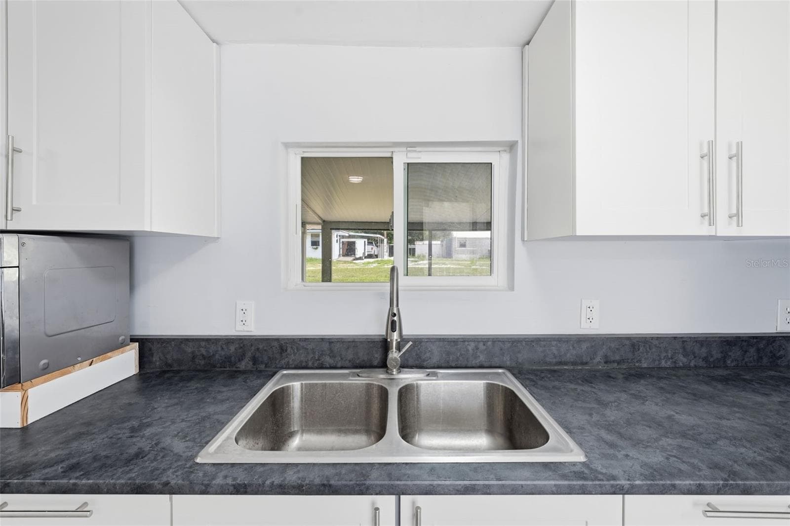 kitchen looks at the front porch - 44945 2ND ST, DELAND
