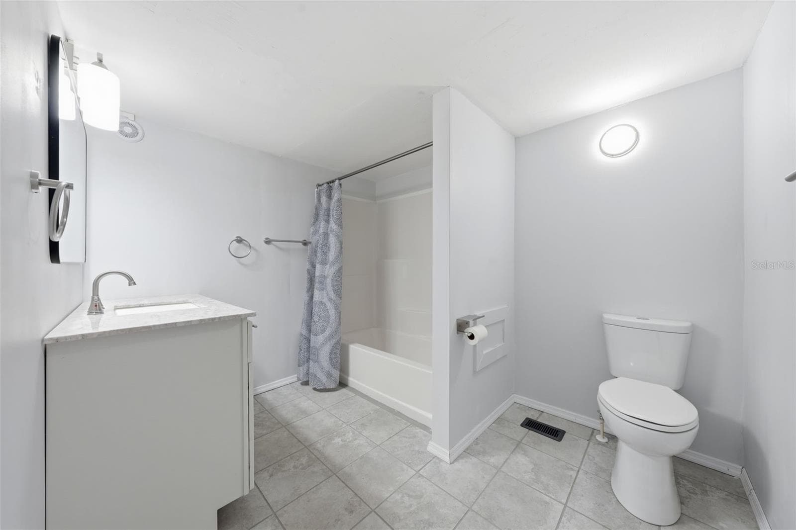 guest bathroom newly remodeled - 44945 2ND ST, DELAND