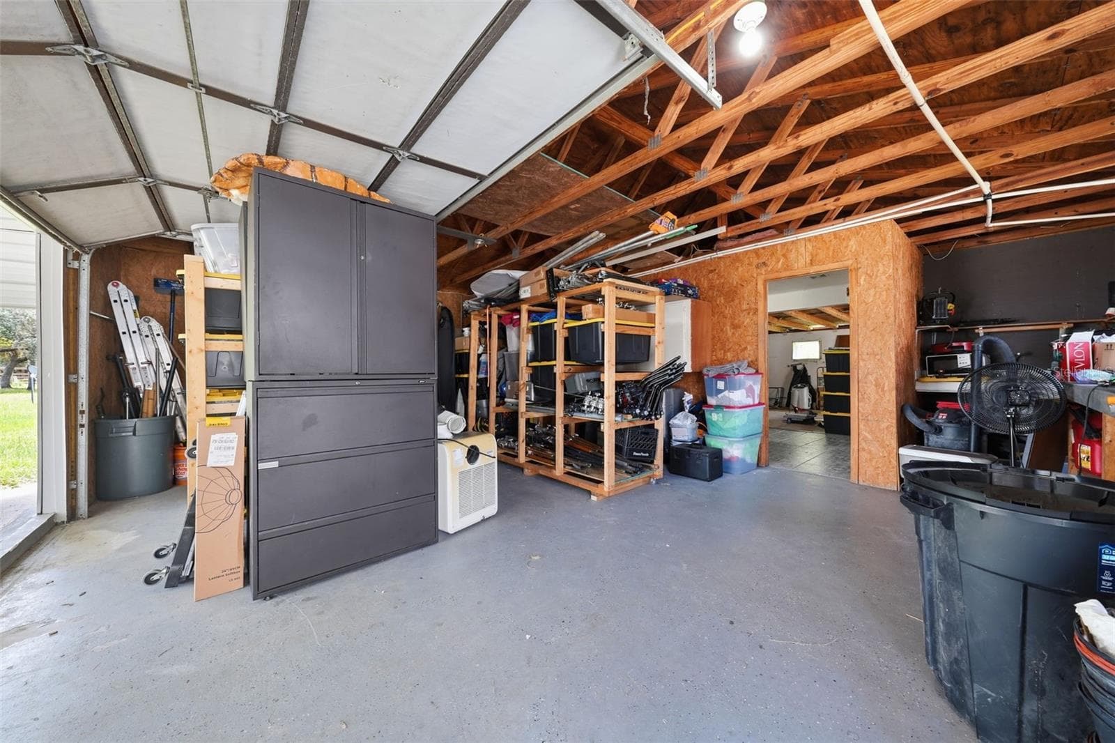 garage - 44945 2ND ST, DELAND
