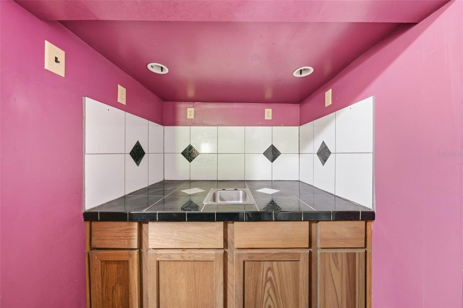 built in sink in the bar area - 44945 2ND ST, DELAND