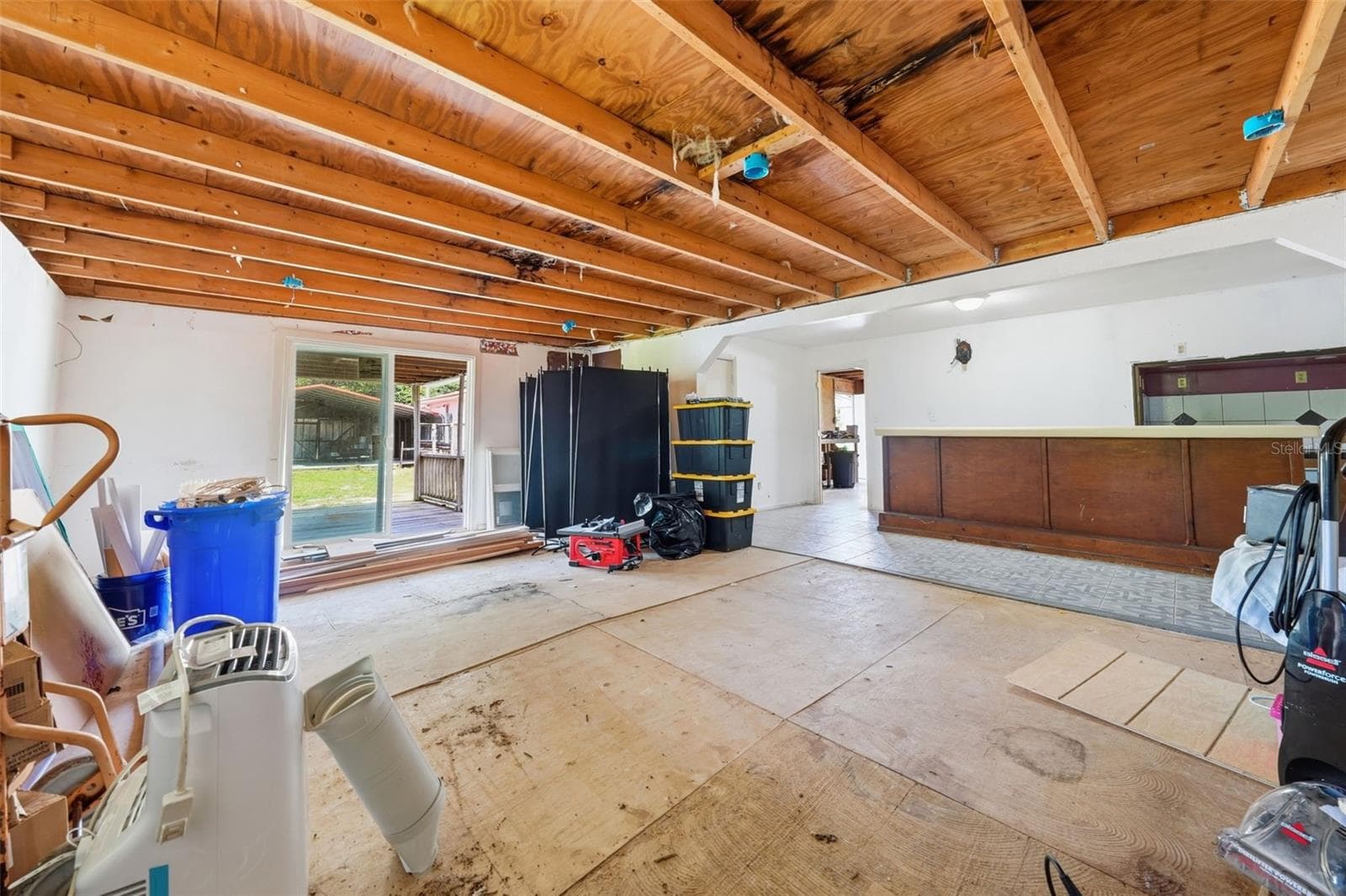 bonus space with the bar area in the background - 44945 2ND ST, DELAND
