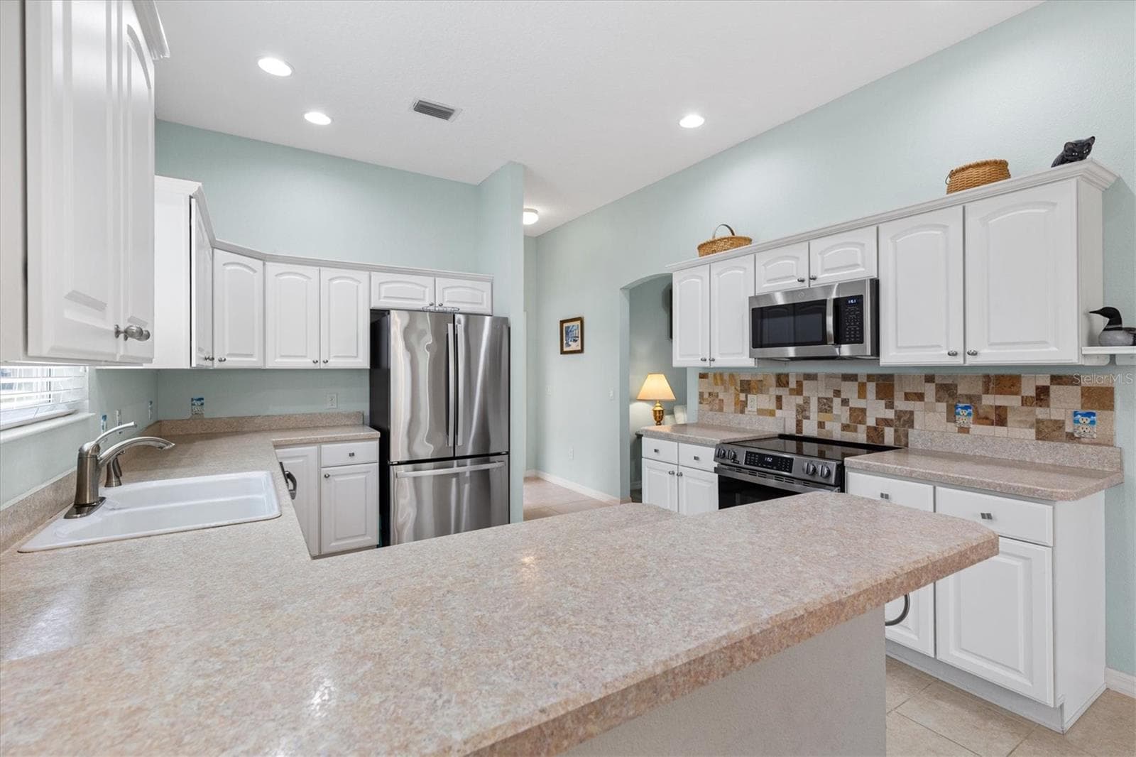 Penisula Island seperates kitchen and breakfast nook. - 2494 FLINTSHIRE AVE, THE VILLAGES