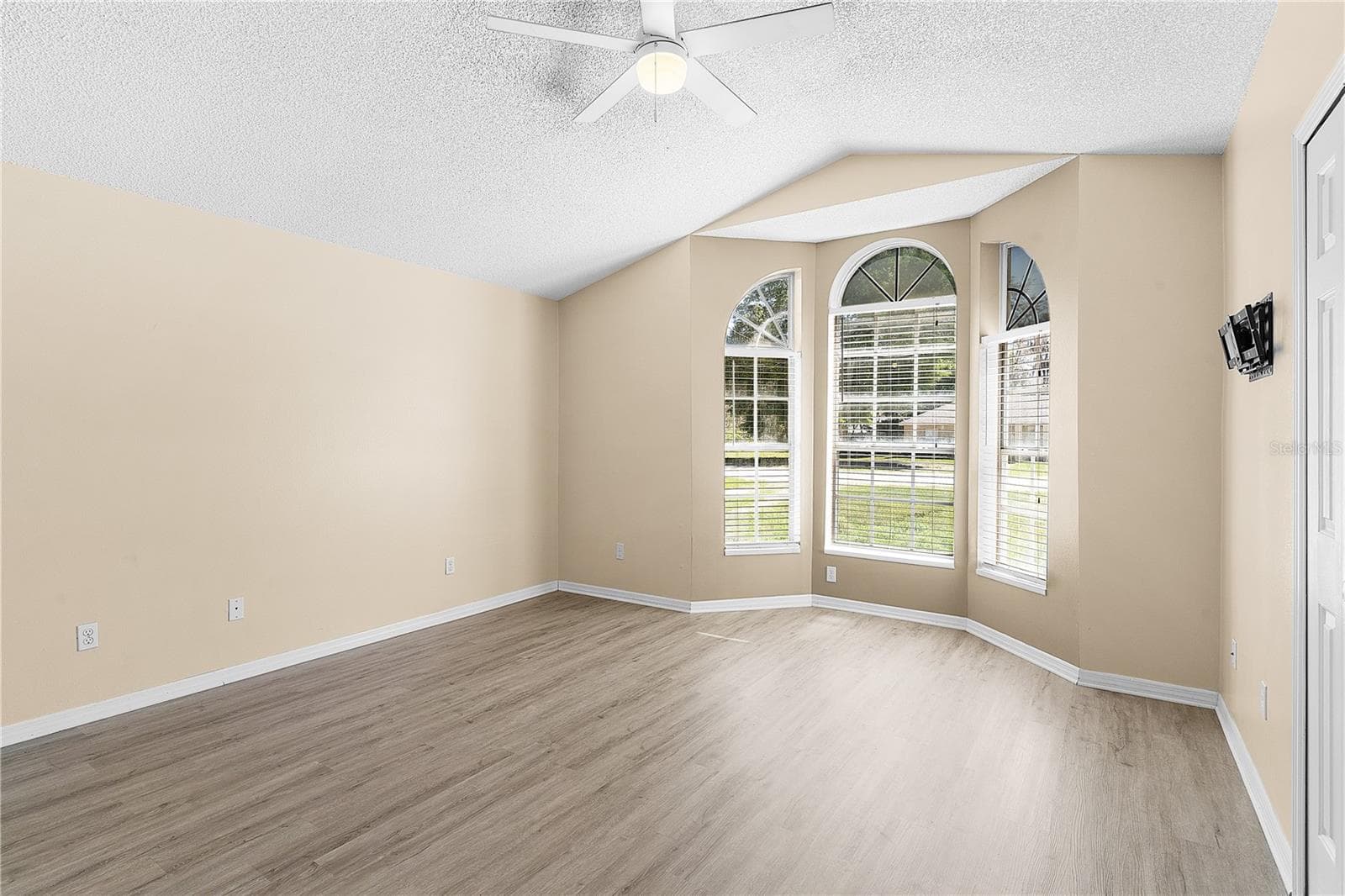 Master bedroom - 40045 PALM ST, LADY LAKE
