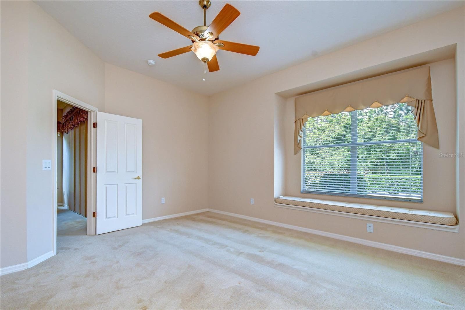 Villa at 1127 WRIGHTSWYNDE CT, WESLEY CHAPEL, photo 8 of 25