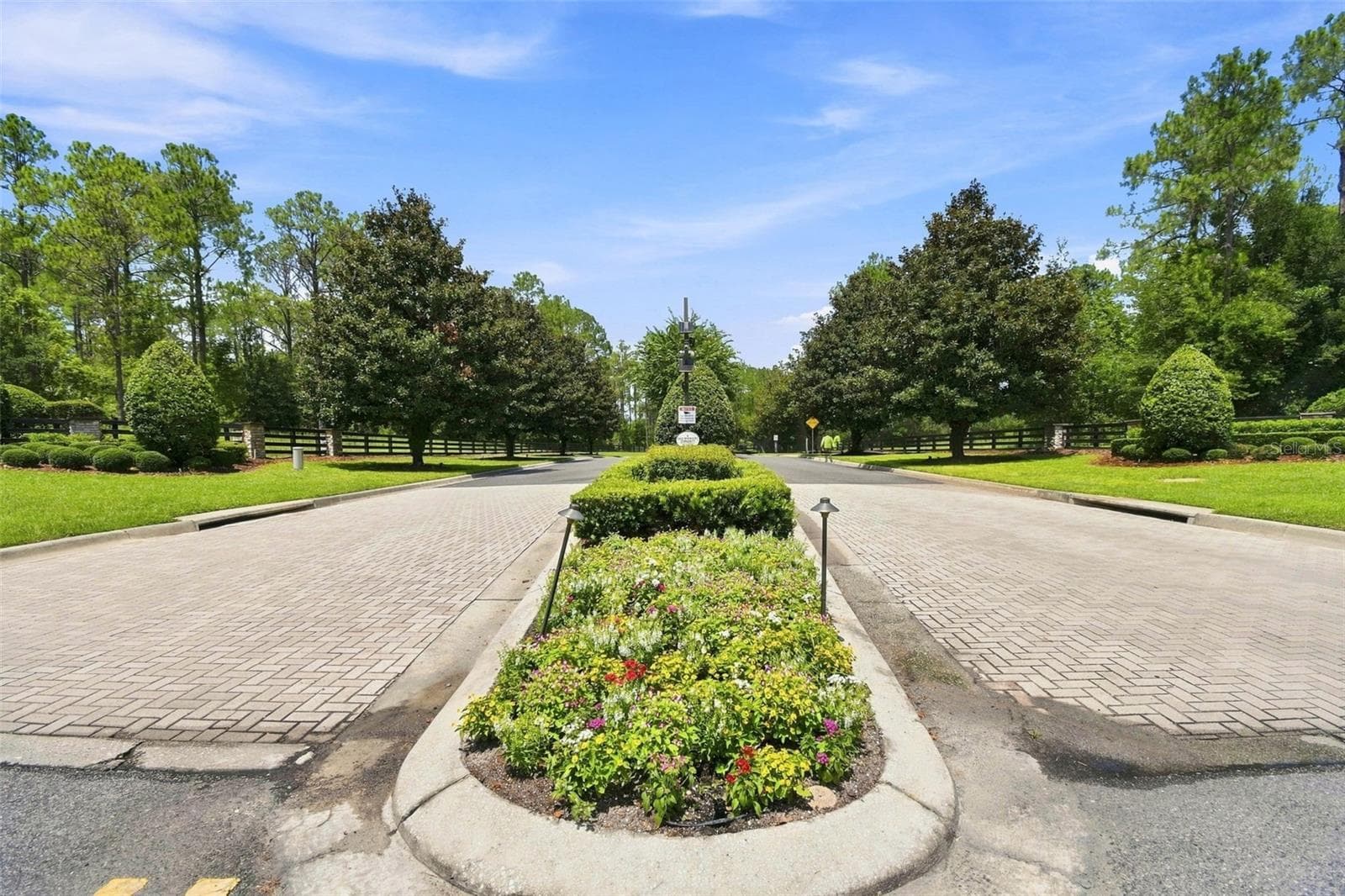 Community entrance with paver bricks - 24150 GREENWOOD XING, EUSTIS