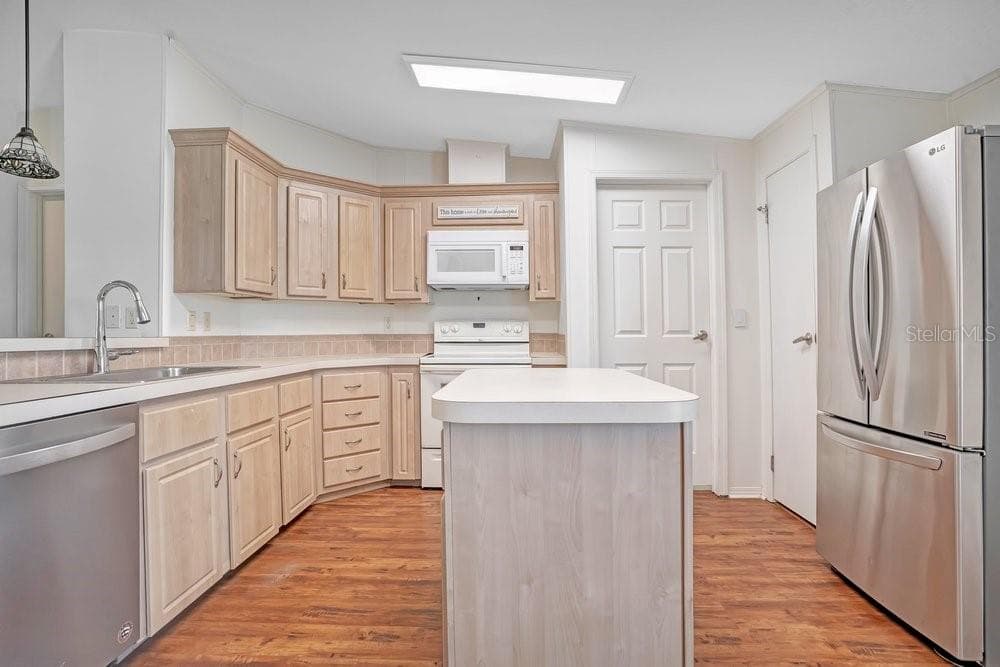 Manufactured Home at 585 OUTER DR, COCOA, photo 8 of 42