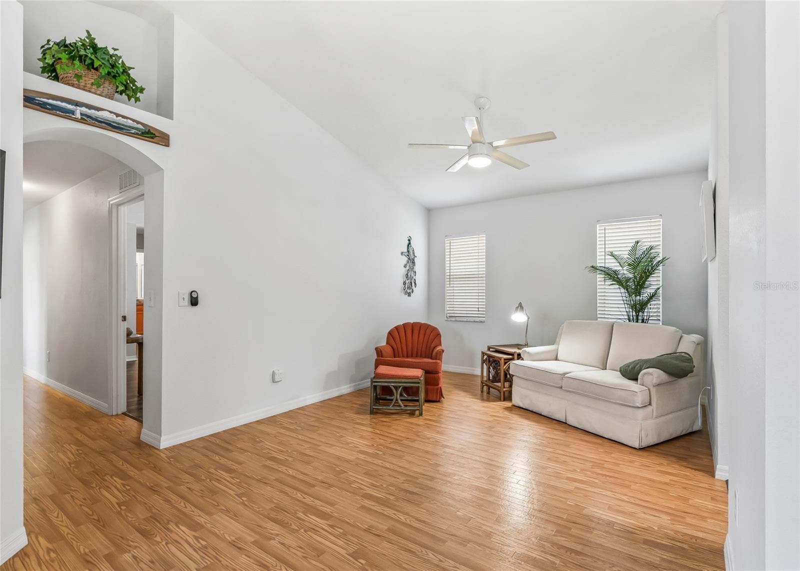 Living area w/Vaulted ceiling - 11137 SE 174TH LOOP, SUMMERFIELD