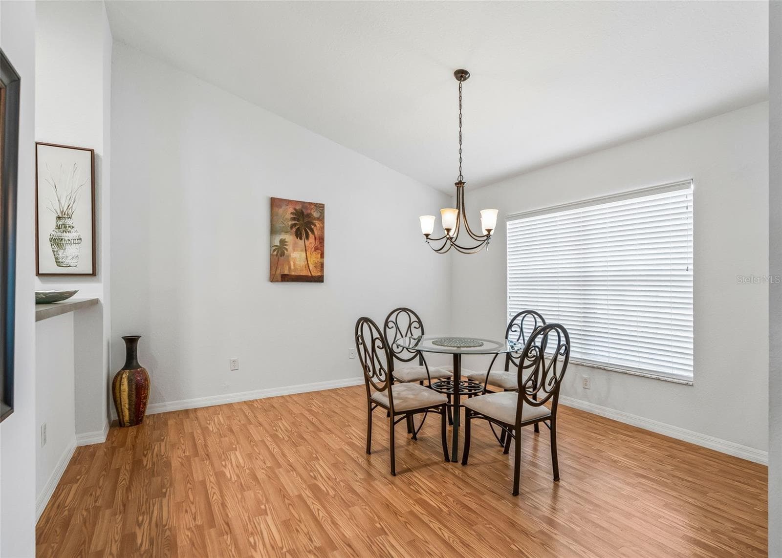 Dining area w/Vaulted ceiling - 11137 SE 174TH LOOP, SUMMERFIELD