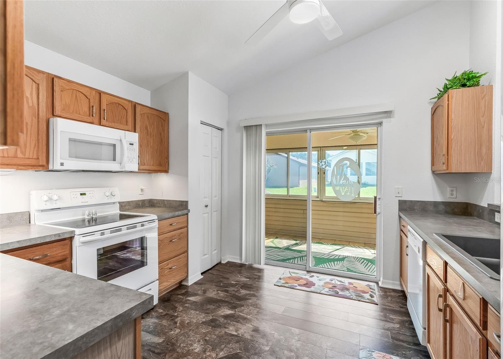 Kitchen w/Sliding door to Lanai - 11137 SE 174TH LOOP, SUMMERFIELD