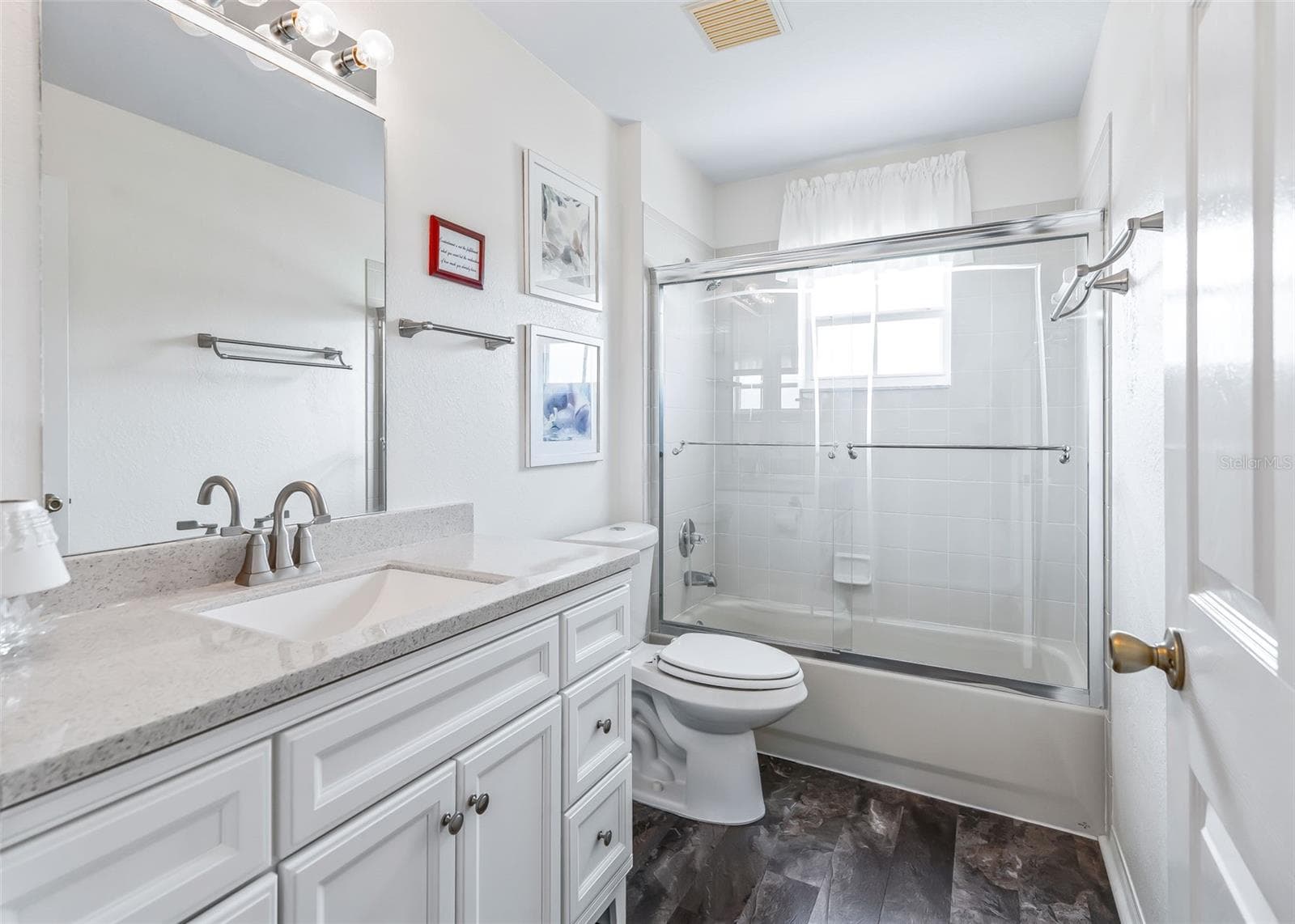 Guest bathroom w/Tiled Tub & Shower combination - 11137 SE 174TH LOOP, SUMMERFIELD