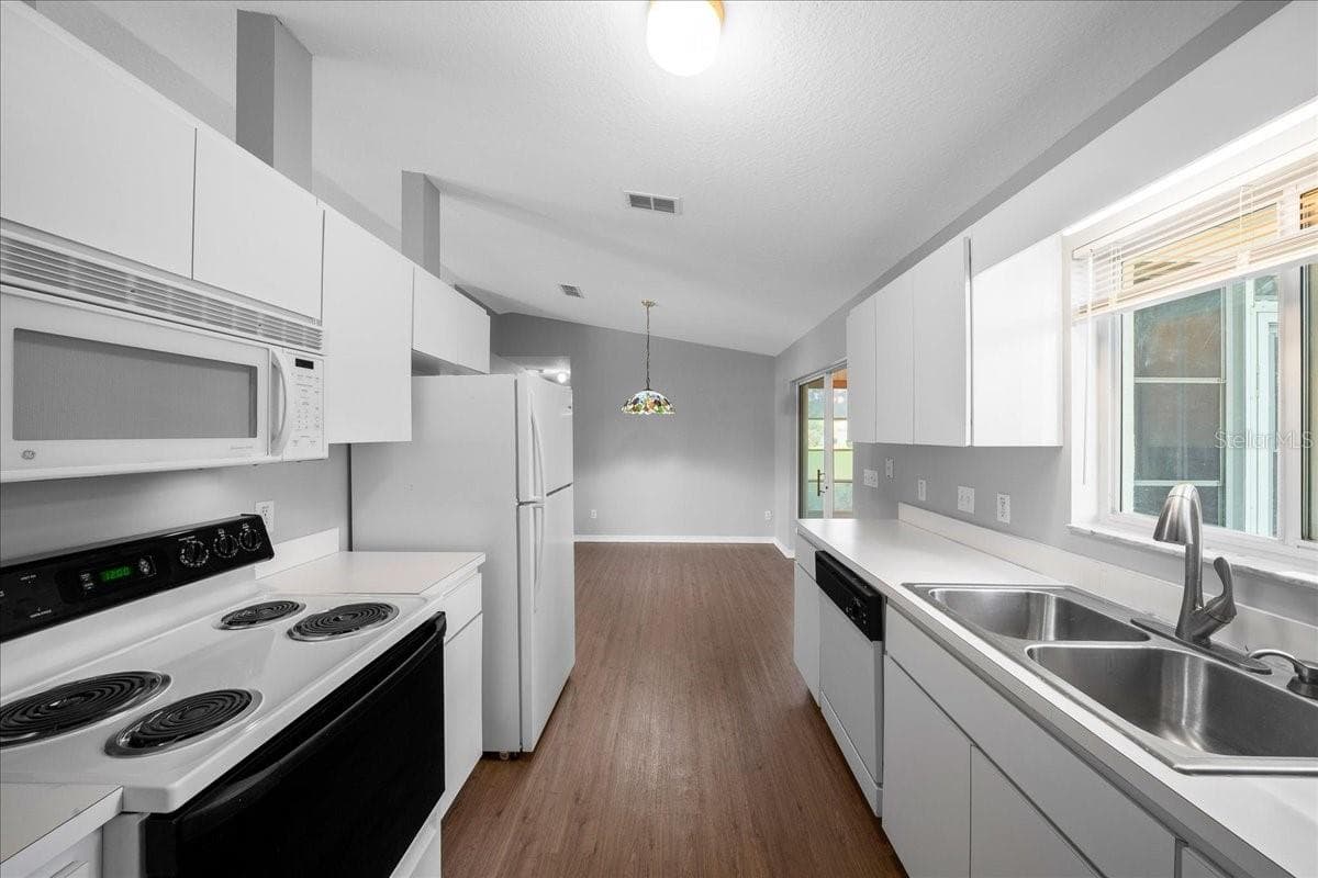 kitchen - 9912 SW 61ST CT, OCALA