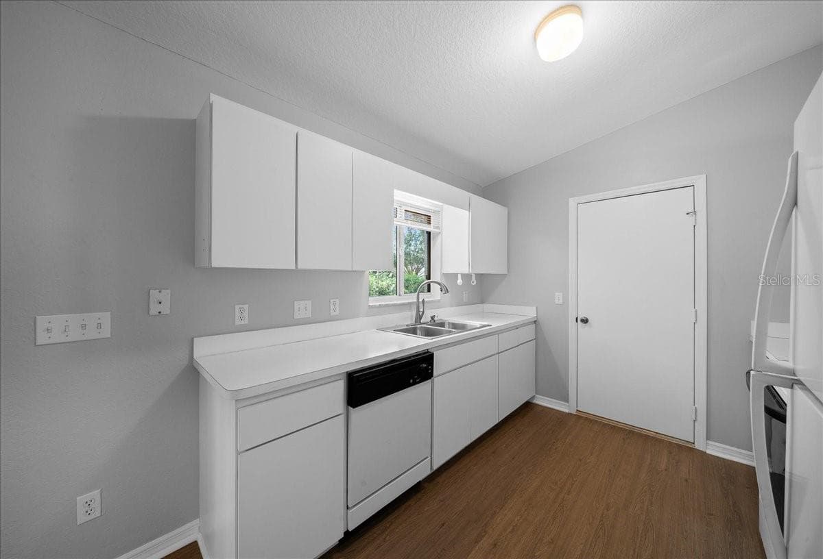 kitchen - 9912 SW 61ST CT, OCALA