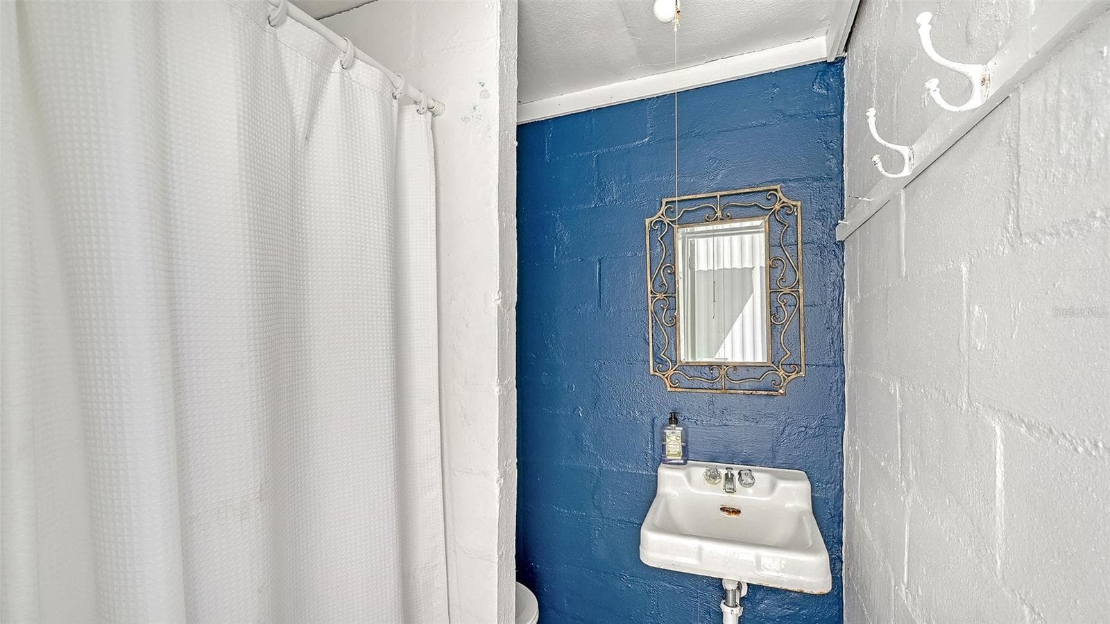 outdoor second bath with shower stall - 36 TWIN SHORES BLVD, LONGBOAT KEY