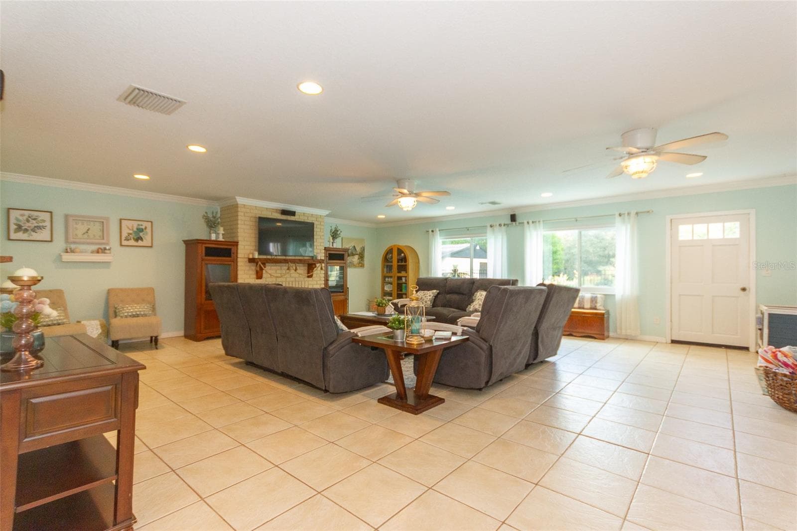 Huge living room! - 12231 KELLY LN, THONOTOSASSA