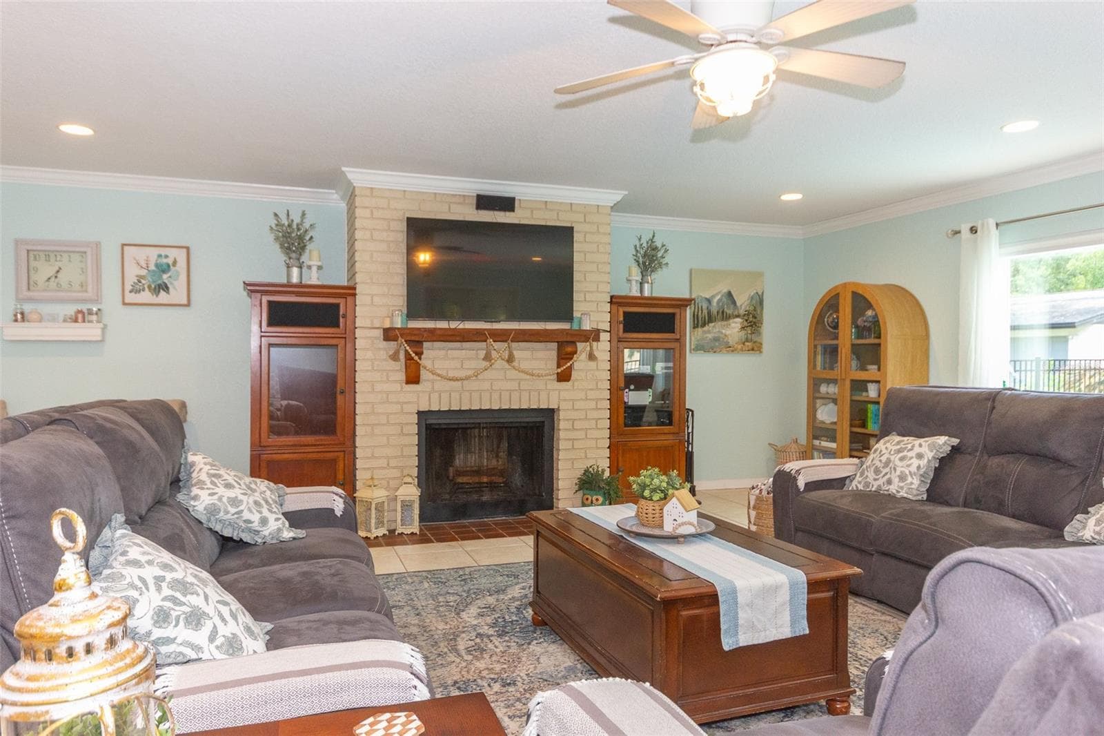 wood burning fireplace - 12231 KELLY LN, THONOTOSASSA