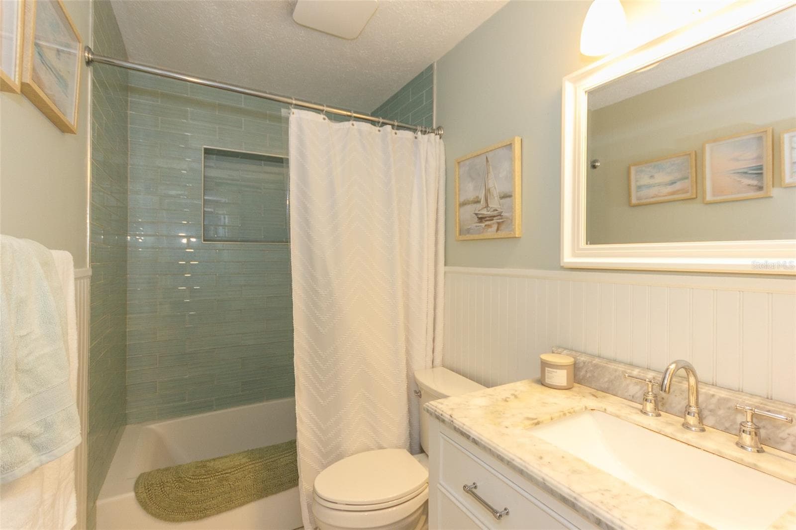 Hall bath, fully renovated - 12231 KELLY LN, THONOTOSASSA