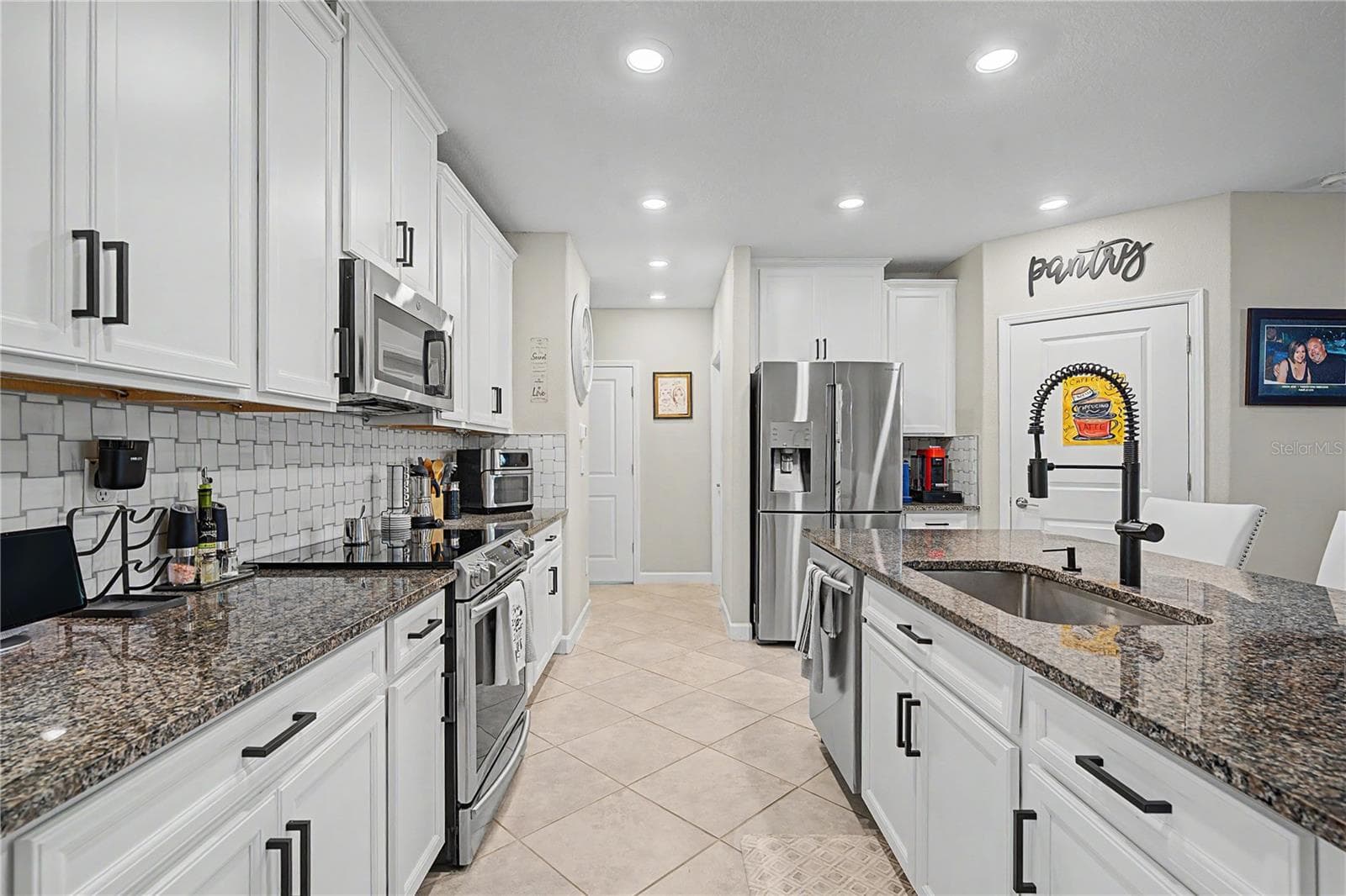 Lots of cabinets - 10228 ECHO DOCK LOOP, SAN ANTONIO
