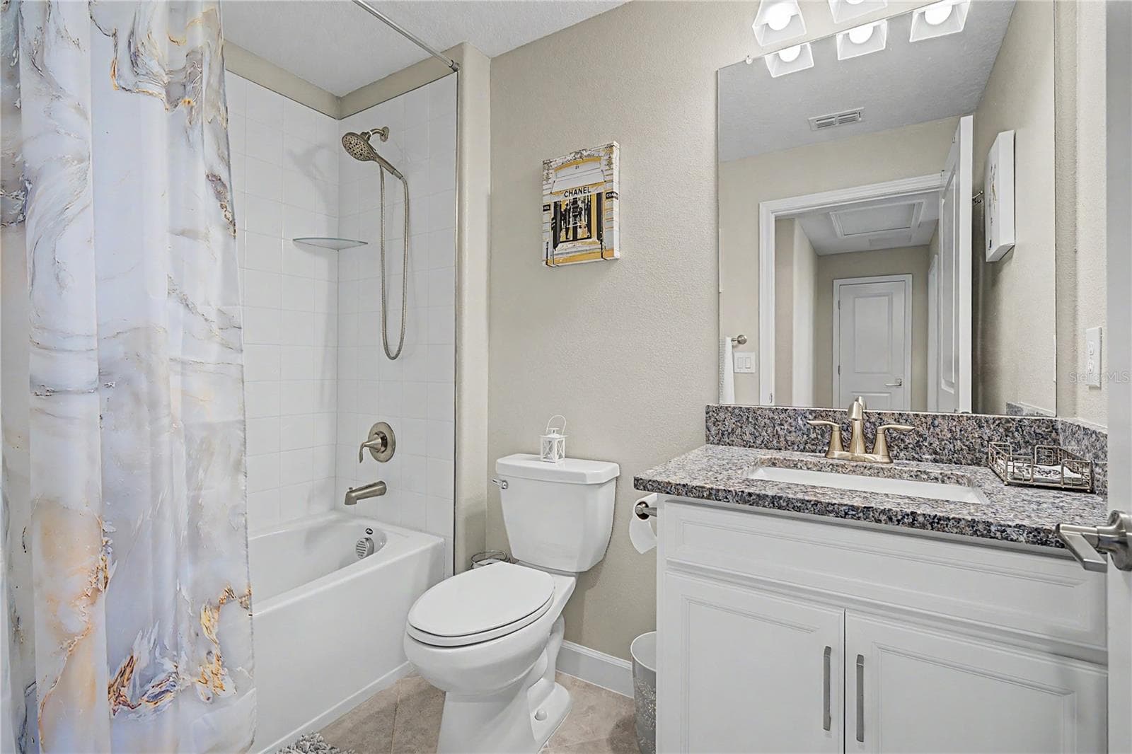 Upstairs guest bathroom with tub/shower combo - 10228 ECHO DOCK LOOP, SAN ANTONIO