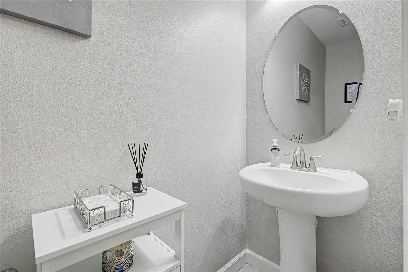 Pedestal sink in 1/2 bath downstairs - 10228 ECHO DOCK LOOP, SAN ANTONIO