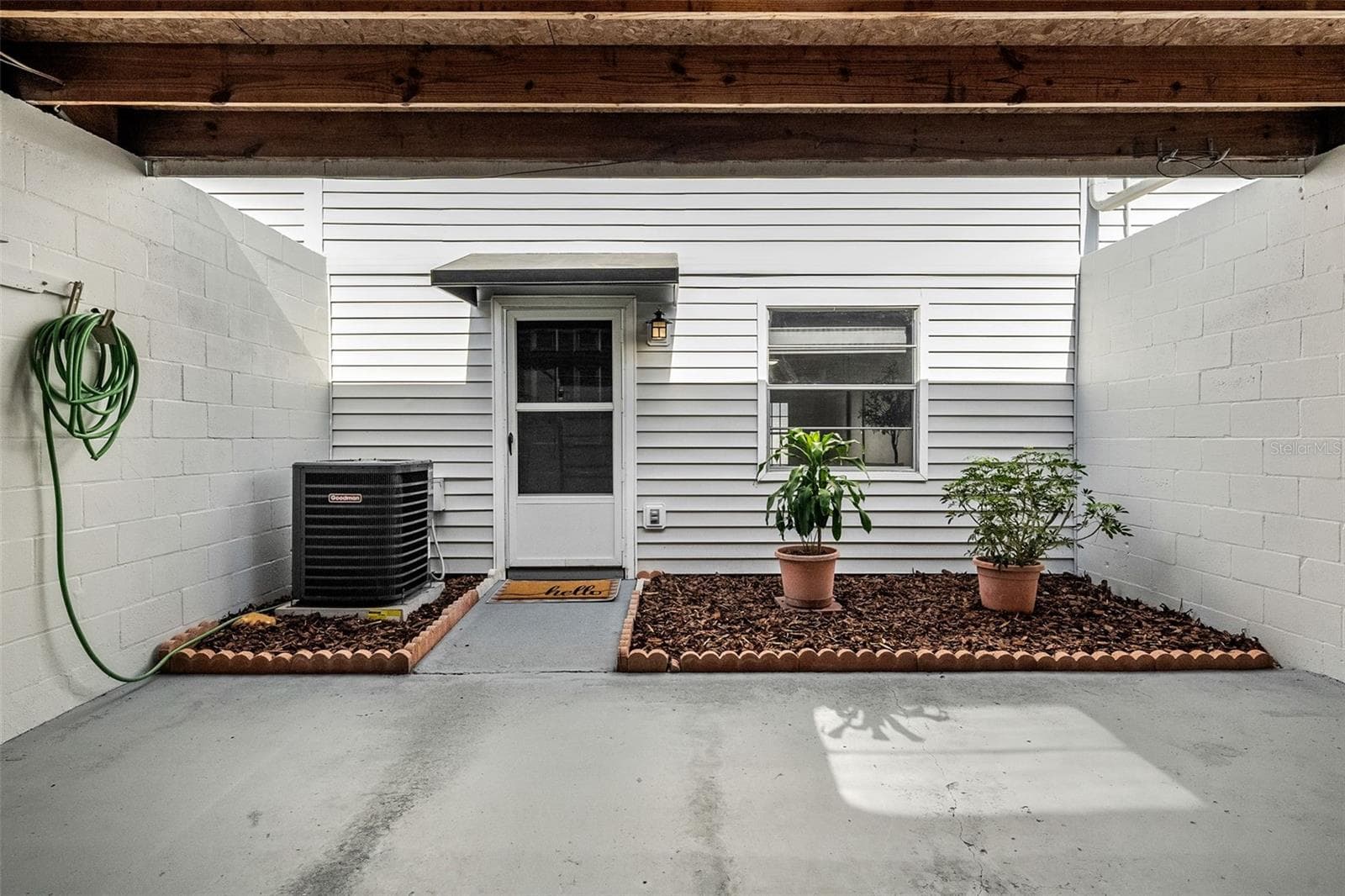 Townhouse at 11917 CONGRESSIONAL DR, TAMPA, photo 2 of 39