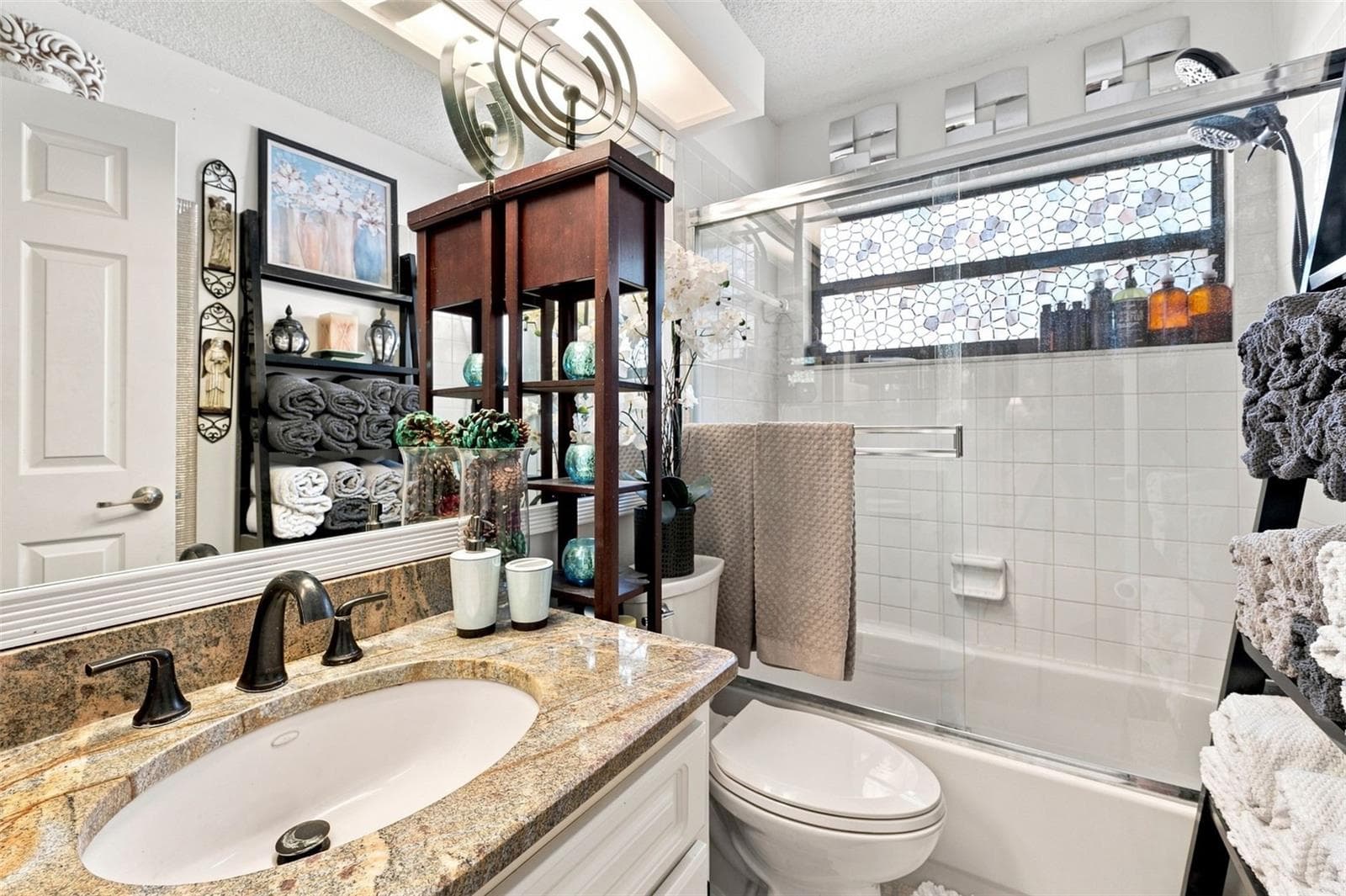 Guest Bath - 8136 GOLF CLUB CT, HUDSON