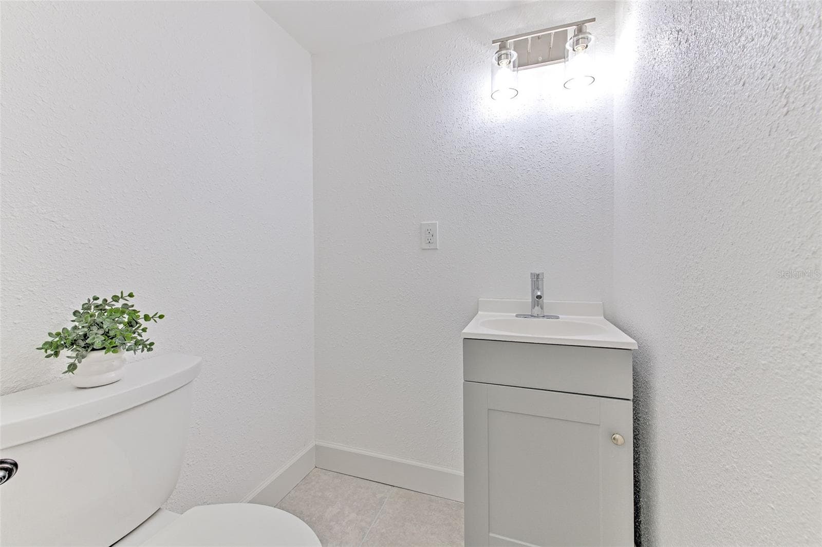 Downstairs Powder Room - 1028 APOLLO BEACH BLVD #4, APOLLO BEACH