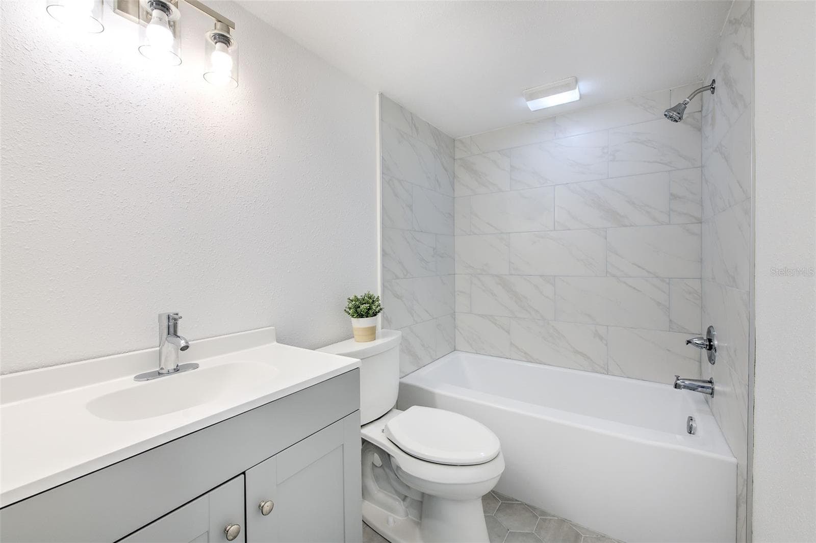 Upstairs Full Hallway Bathroom - 1028 APOLLO BEACH BLVD #4, APOLLO BEACH