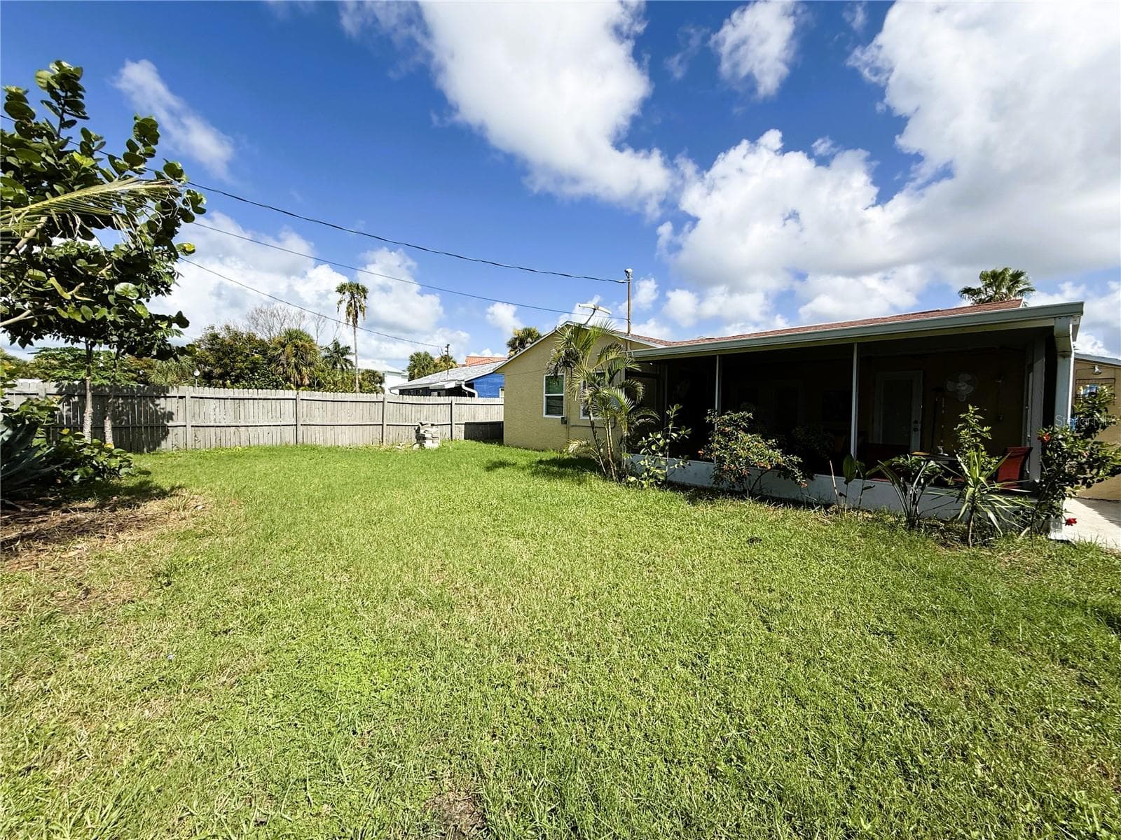Spacious Yard - 421 VIRGINIA AVE, MADEIRA BEACH