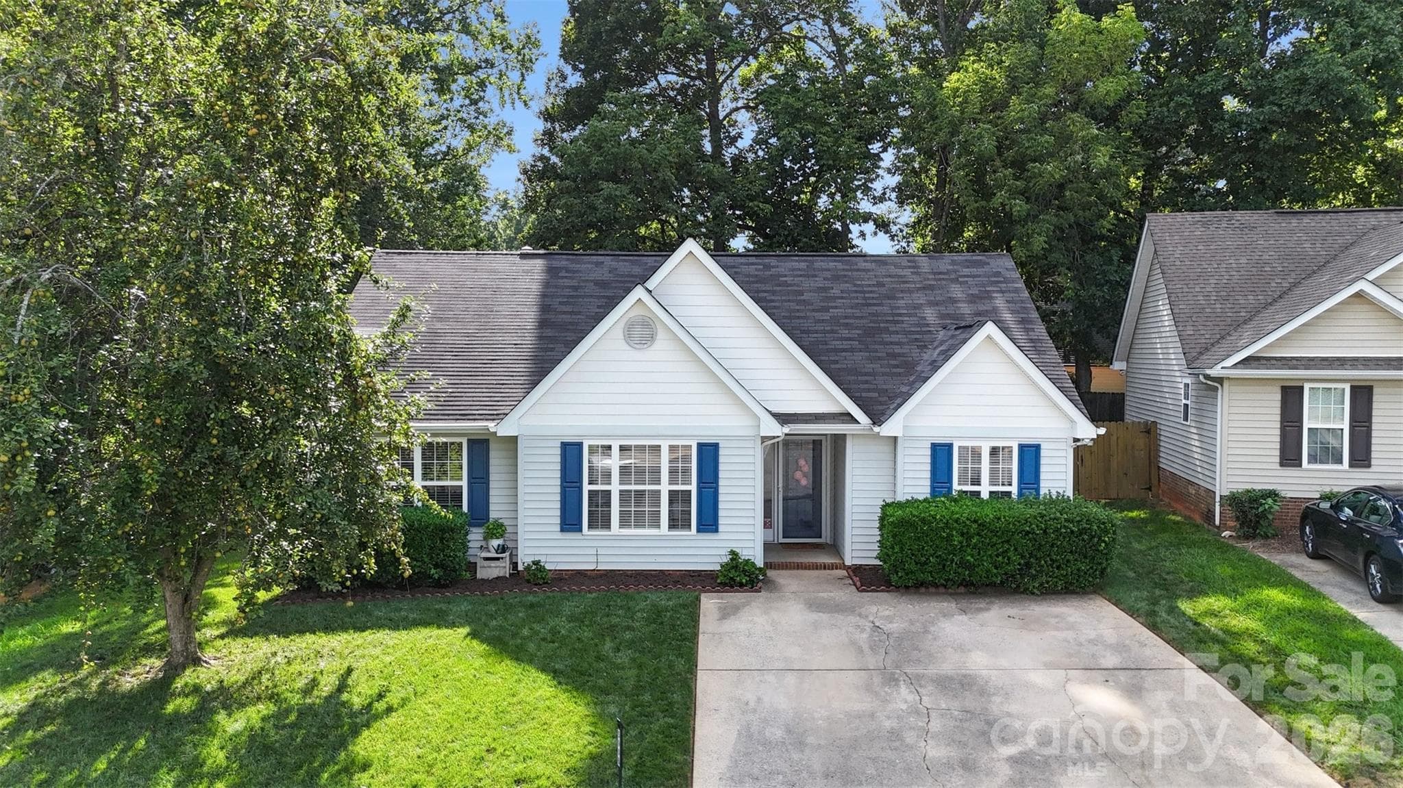 Single Family Residence at 5906 Meadow Hill Drive, Charlotte, photo 2 of 32