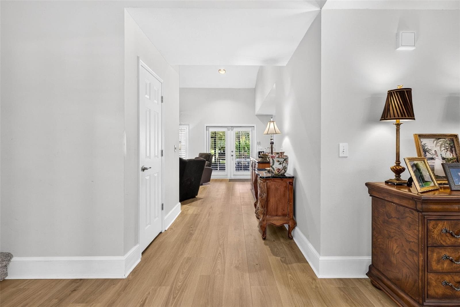 Single Family Residence at 7217 RIDGEPORT DR, TAMPA, photo 2 of 23