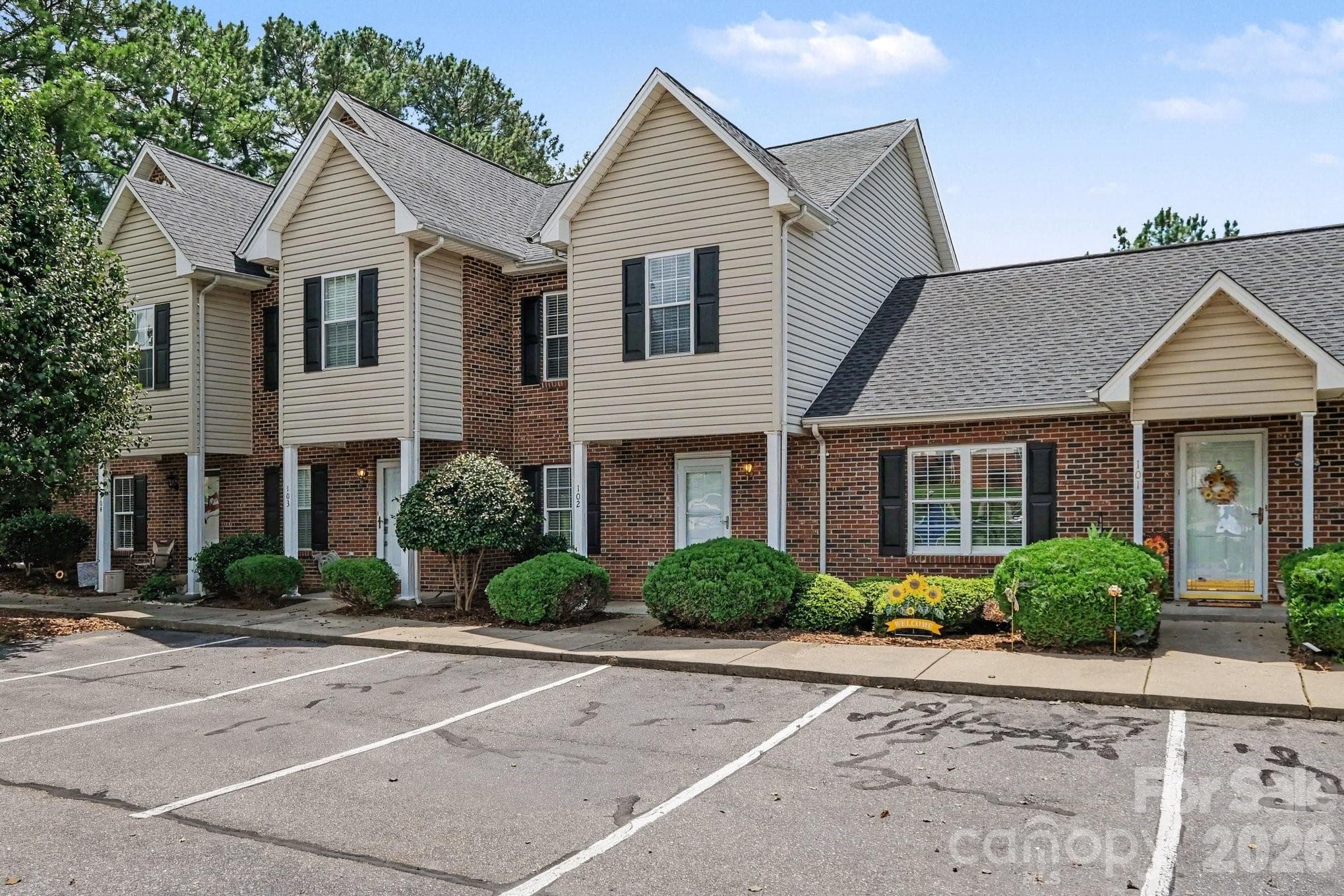 Welcome Home! - 2240 15th Avenue NE, Hickory