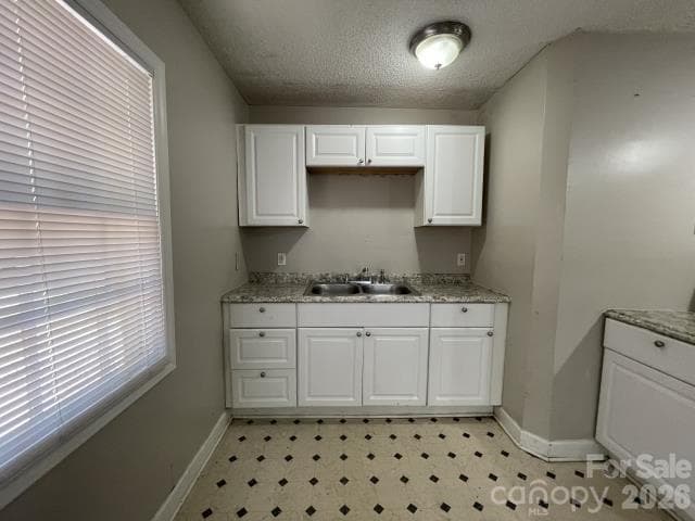 Single Family Residence at 909 Carrington Drive, Charlotte, photo 3 of 14