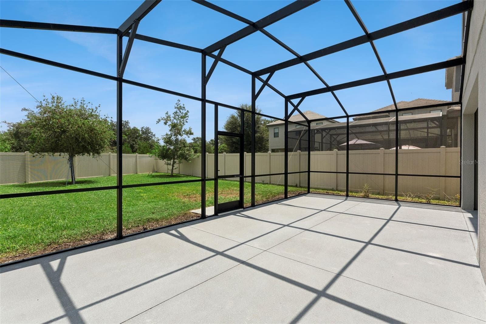 Screened Patio – Expansive screened enclosure extends the home's living space outdoors while overlooking the fenced backyard. - 1287 VERDANT GLADE PL, WINTER PARK