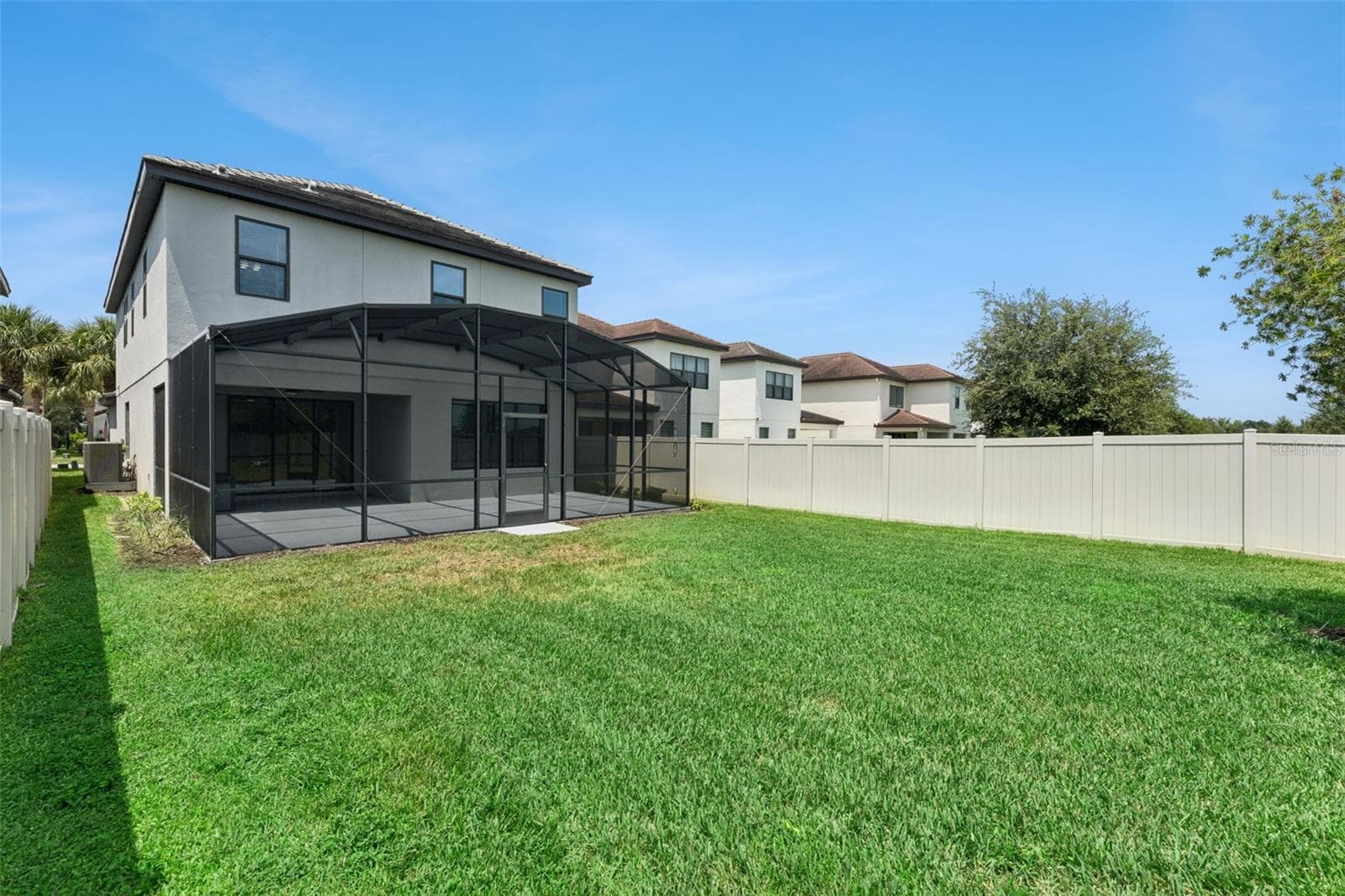 Fenced Backyard – Generously sized fenced backyard provides ample green space alongside the screened outdoor living area. - 1287 VERDANT GLADE PL, WINTER PARK