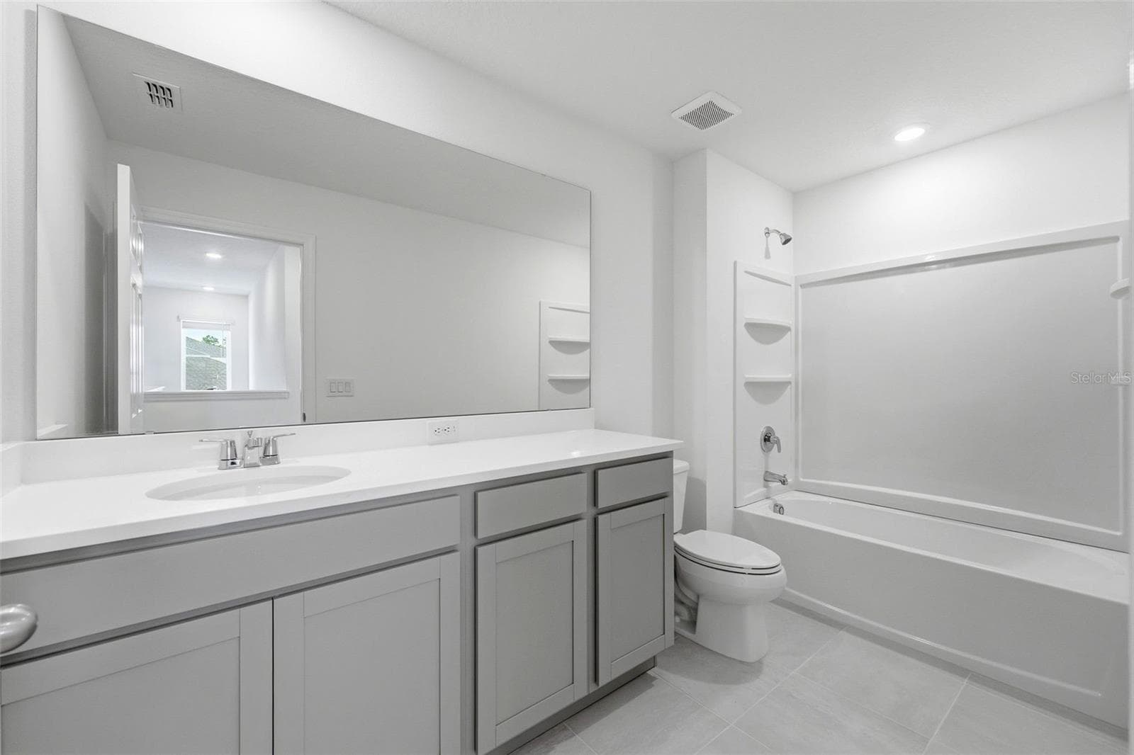 2nd Floor Hall Bath - 748 FARFIELDS ST, DELAND