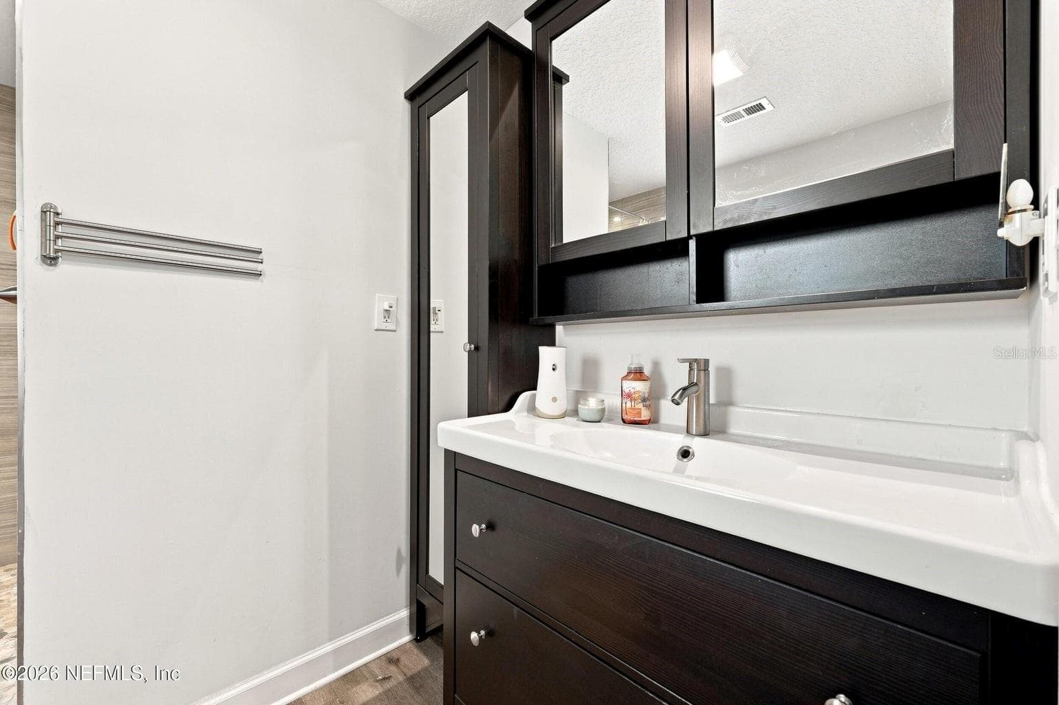 Guest Bathroom - 905 SAINT JOHNS AVE, GREEN COVE SPRINGS