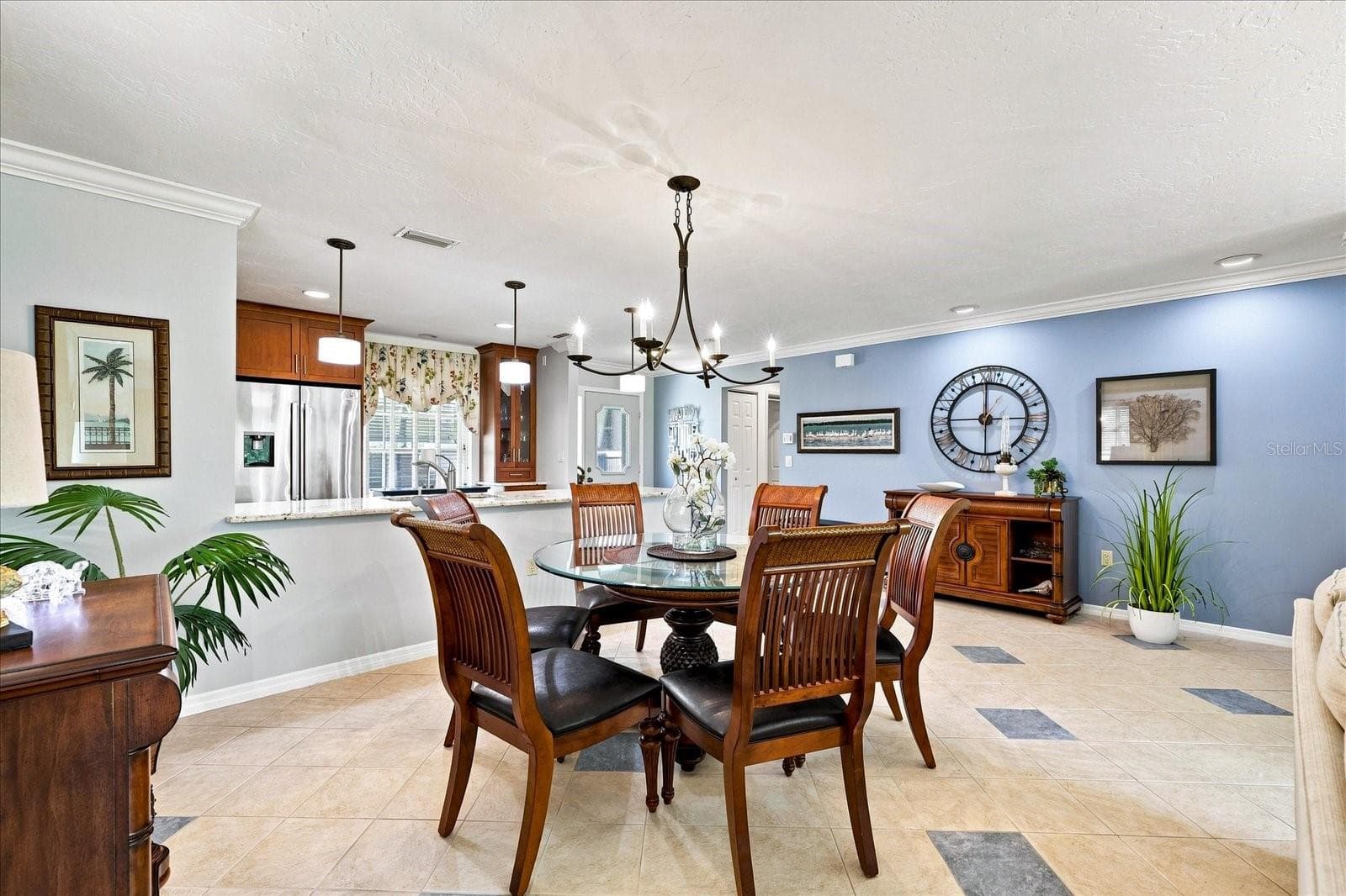 Perfect space made for gathering, whether you're hosting dinner, playing mah-jongg, or leaving a puzzle out to enjoy. - 3252 RINGWOOD MDW #81, SARASOTA