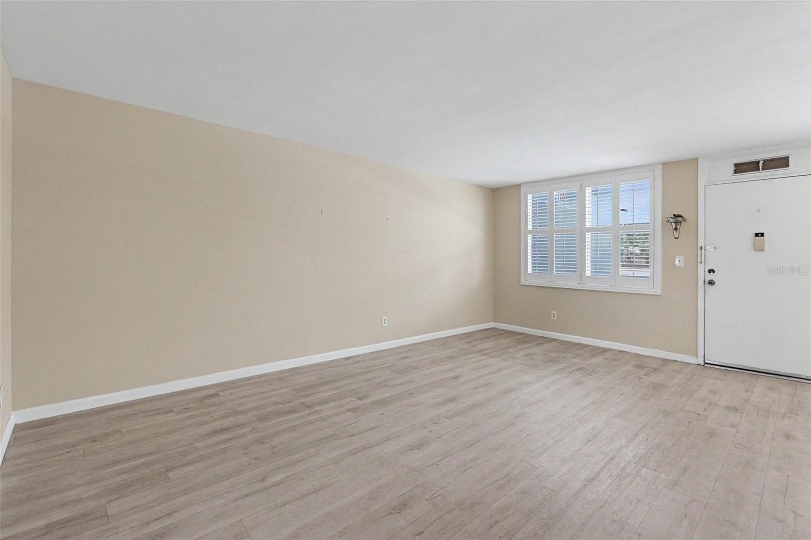 Living Room Area - 4720 LOCUST ST NE #206, ST PETERSBURG