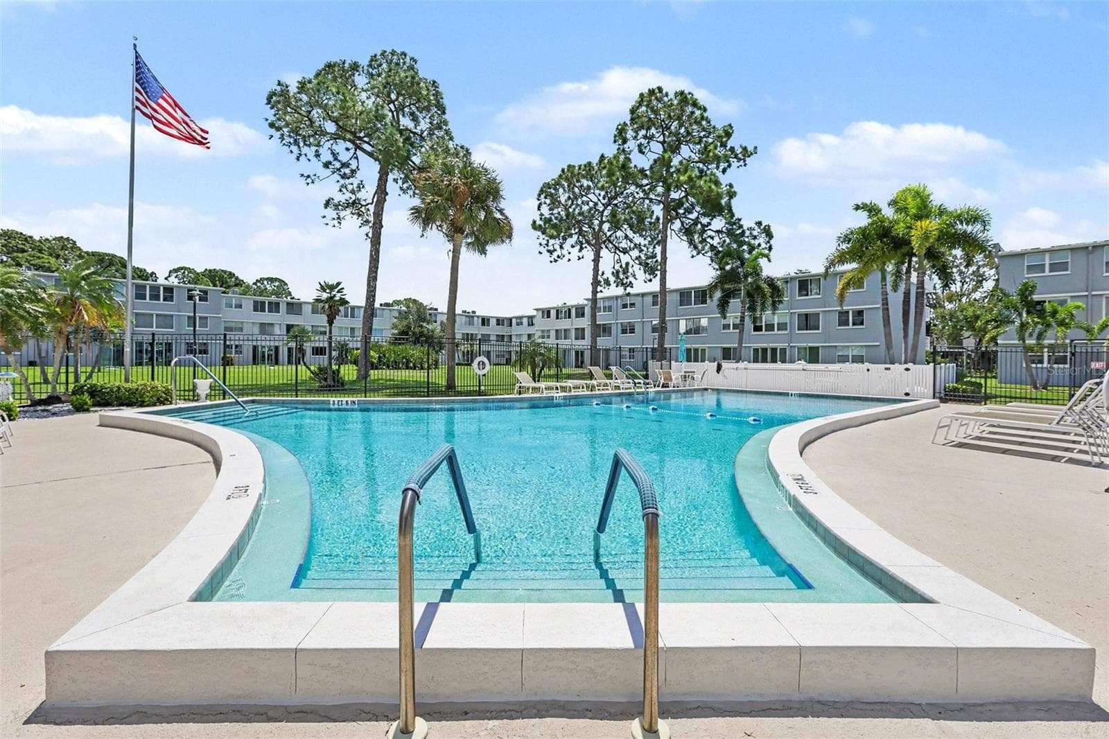 Heated Pool - 4720 LOCUST ST NE #206, ST PETERSBURG