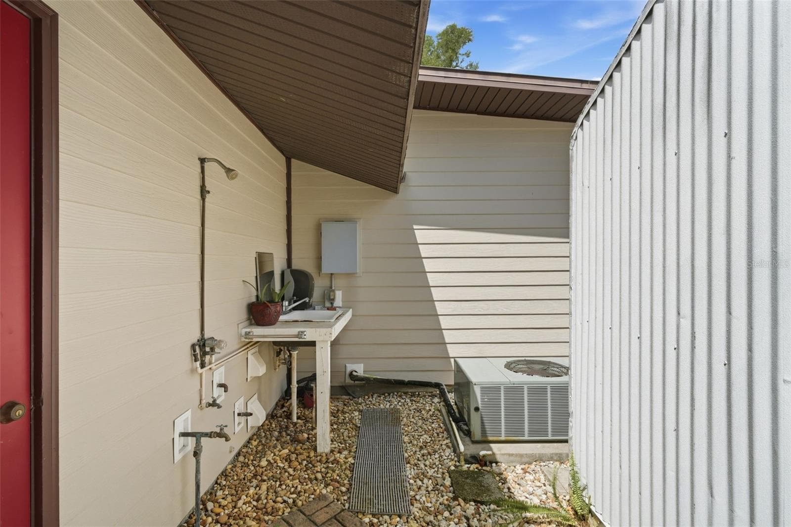 OUTDOOR SINK - 1555 ROWE LN, DELAND