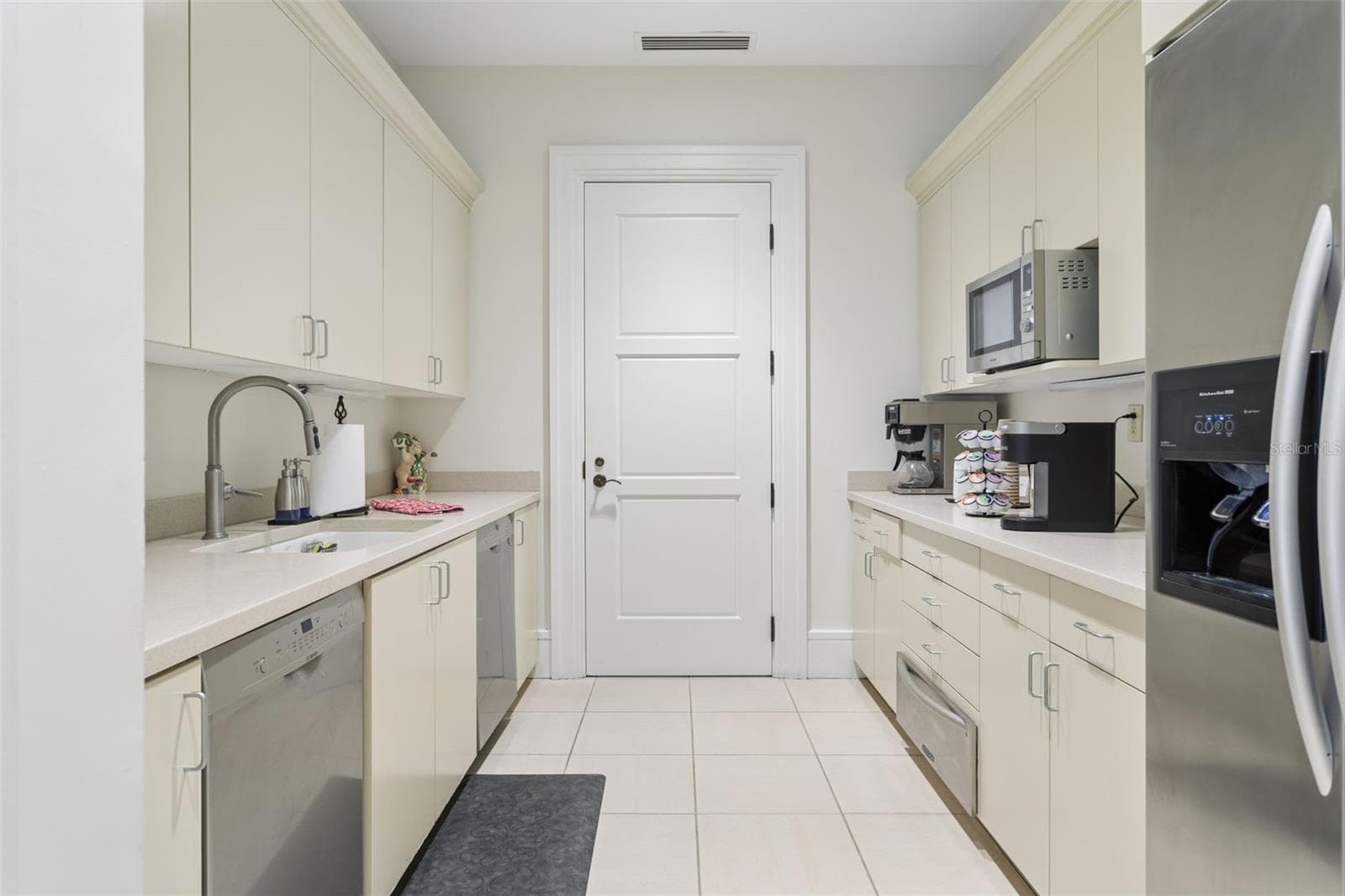 Castillo Kitchen - 5823 BOWEN DANIEL DR #1501, TAMPA